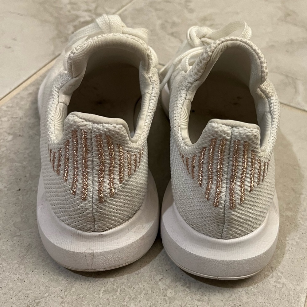 Adidas Swift Run - image 4